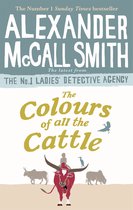 Boekomslag van 'The Colours of all the Cattle', met de titel en auteur 'Alexander McCall Smith'. Centraal een rode stier met een ruiter.