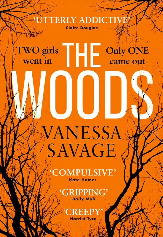 Boek 'The Woods' van Vanessa Savage. Twee meisjes gingen het bos in, slechts één kwam eruit. Oranje achtergrond met zwarte takken.