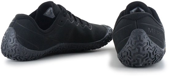 Twee zwarte Merrell Vapor Glove 6 LTR schoenen, achterkant zichtbaar met Vibram zool.