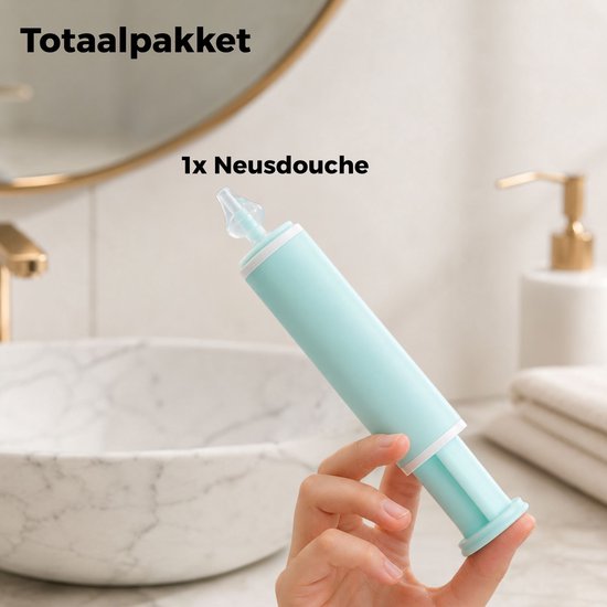 Hand die een lichtblauwe neusdouche vasthoudt in een badkamer.