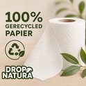 Een rol wit wc-papier met een groen cirkelvormig logo met een wereldbol, bomen en recycle-icoon. Tekst: "100% gerecycled papier".