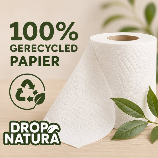 Een rol wit wc-papier met een groen cirkelvormig logo met een wereldbol, bomen en recycle-icoon. Tekst: "100% gerecycled papier".