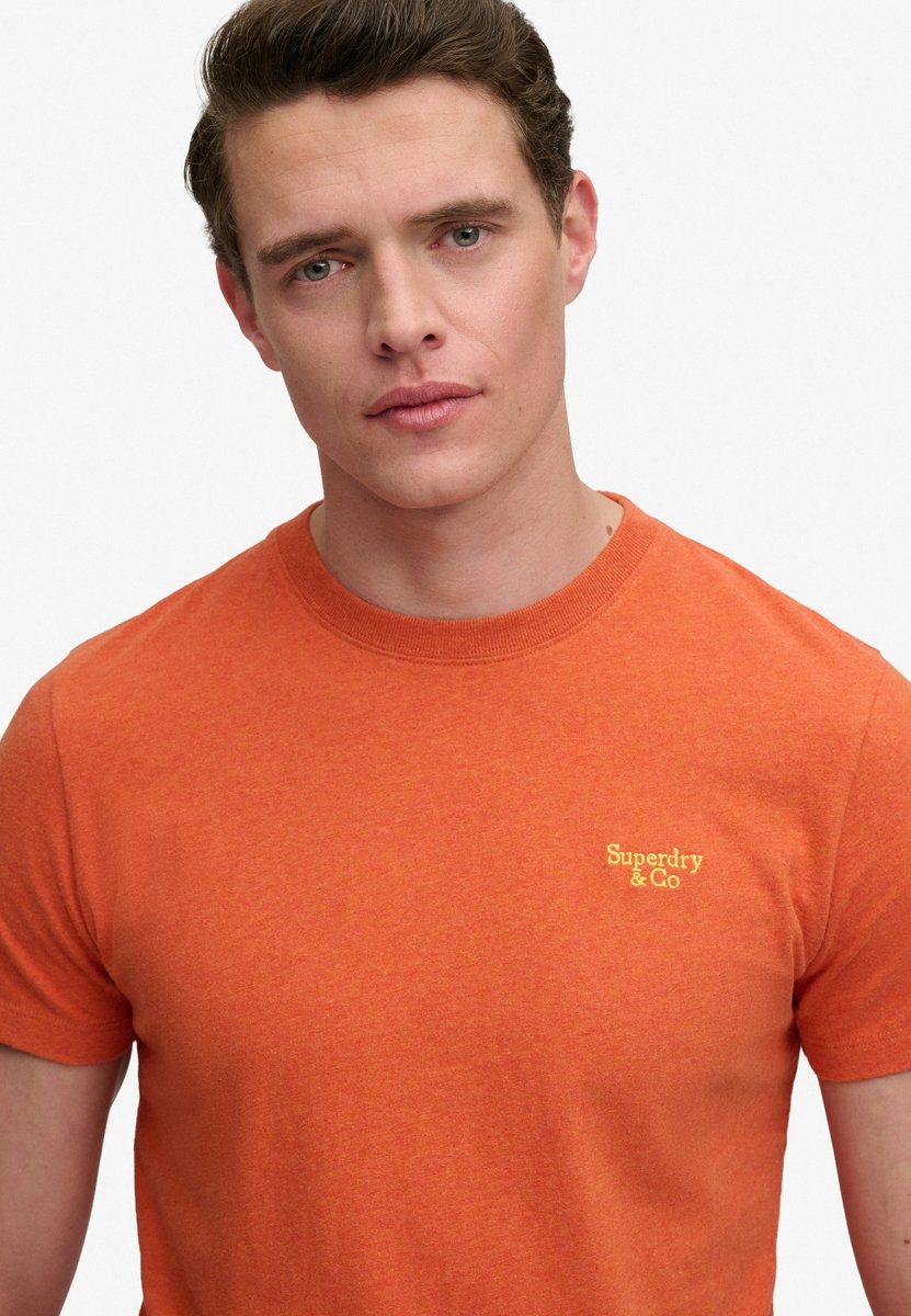 Superdry Essential Serif Logo T-shirt Slanke Pasvorm Heren T-shirts Oranje
