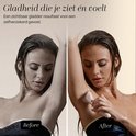 Voor- en nafoto van een vrouw die haar oksels scheert met een roze ladyshave.