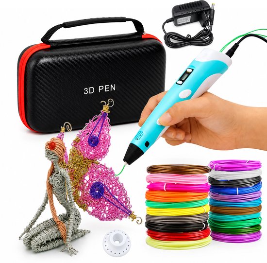 Hand met een blauwe 3D-pen, naast een grijze pop met roze vlindervleugels, filamentrollen, opbergkoffer en adapter.