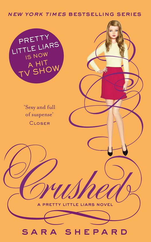 Boekomslag 'Crushed' van Sara Shepard. Een blonde vrouw met een roze rok en gele trui, met paarse krullen en tekst.