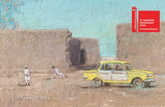 Une peinture d'une voiture jaune aux portes blanches, garée devant des bâtiments en pierre. Deux personnages en habits blancs marchent à l'arrière-plan. Le texte 'Francis Alÿs' est sur le premier plan.