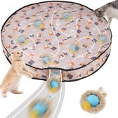 De interactieve kattenbal rolt snel in de tas; door de beweging wordt het verstoppertje-muisspel (blauw) geactiveerd.