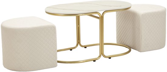 Ovale salontafel met marmerlook blad en gouden frame, met twee crèmekleurige, gewatteerde poefs.