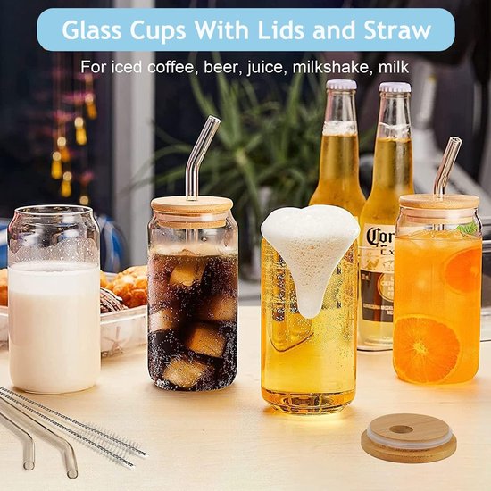 Can-vormige glazen met houten deksels, rietjes en dranken, waaronder melk, cola, bier en sinaasappelsap.