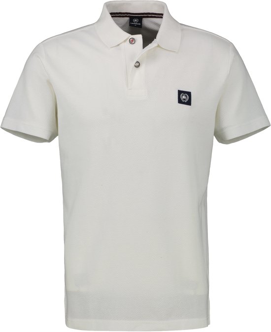 Wit poloshirt met wafelstructuur, korte mouwen, kraag, knoopjes en een geborduurd logo op de borst.