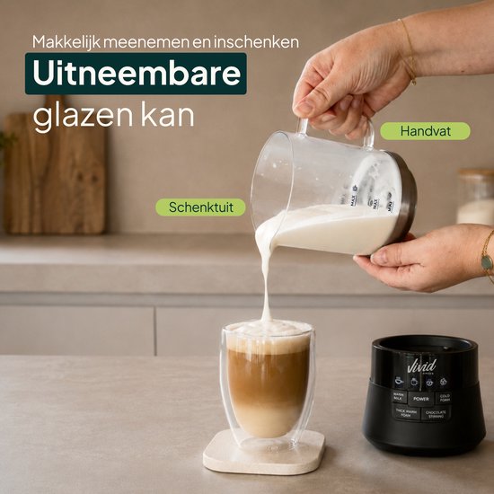 Glazen kan met schenktuit en handvat wordt gebruikt om melkschuim in een glas te schenken.