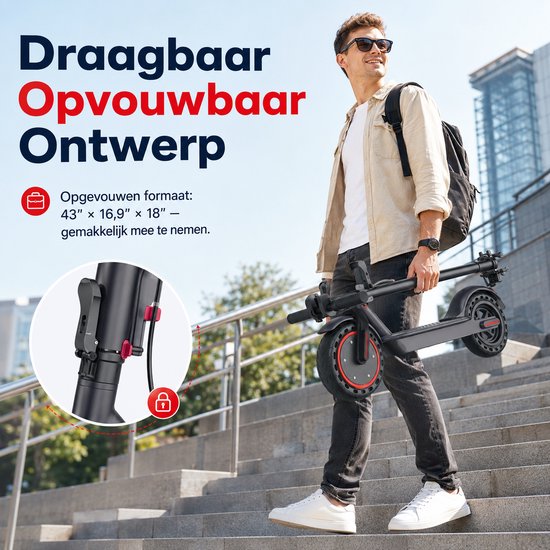 Man draagt een opvouwbare elektrische step met rode accenten op de trap.