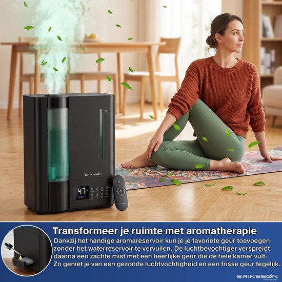 Zwarte Erikssøn luchtbevochtiger met groen oplichtende watertank, bij een vrouw die op een yogamat zit. Mist ontsnapt uit het apparaat.