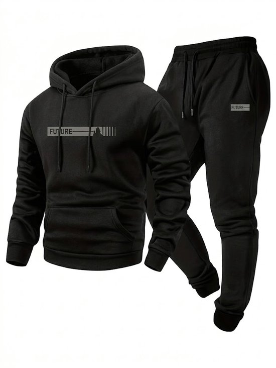 Zwart trainingspak met FUTURE-logo, bestaande uit een hoodie en joggingbroek.