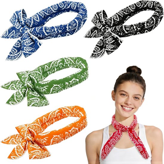 Vier herbruikbare koelsjaals met paisley-print in blauw, zwart, groen en oranje, naast een vrouw met een rode bandana om haar nek.