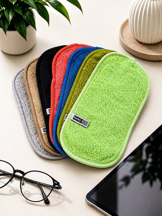 7x Nanoplus microvezeldoekjes in 7 kleuren, waaronder mint, groen en zwart, met een bril en tablet.