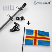 Compleet vlaggenpakket met zwarte stok, muurbevestiging, pluggen, schroeven en de vlag van de Alandse Eilanden.