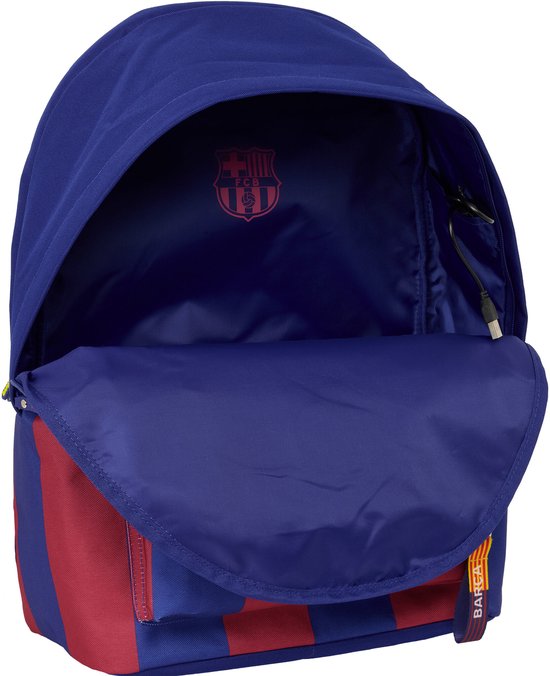Open blauwe rugzak met rode verticale strepen, met FC Barcelona logo binnenin.