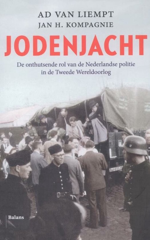 Boek kaft "JODENJACHT" met titel en ondertitel, met een zwart-wit afbeelding van een historische gebeurtenis met veel mensen en een militaire vrachtwagen.