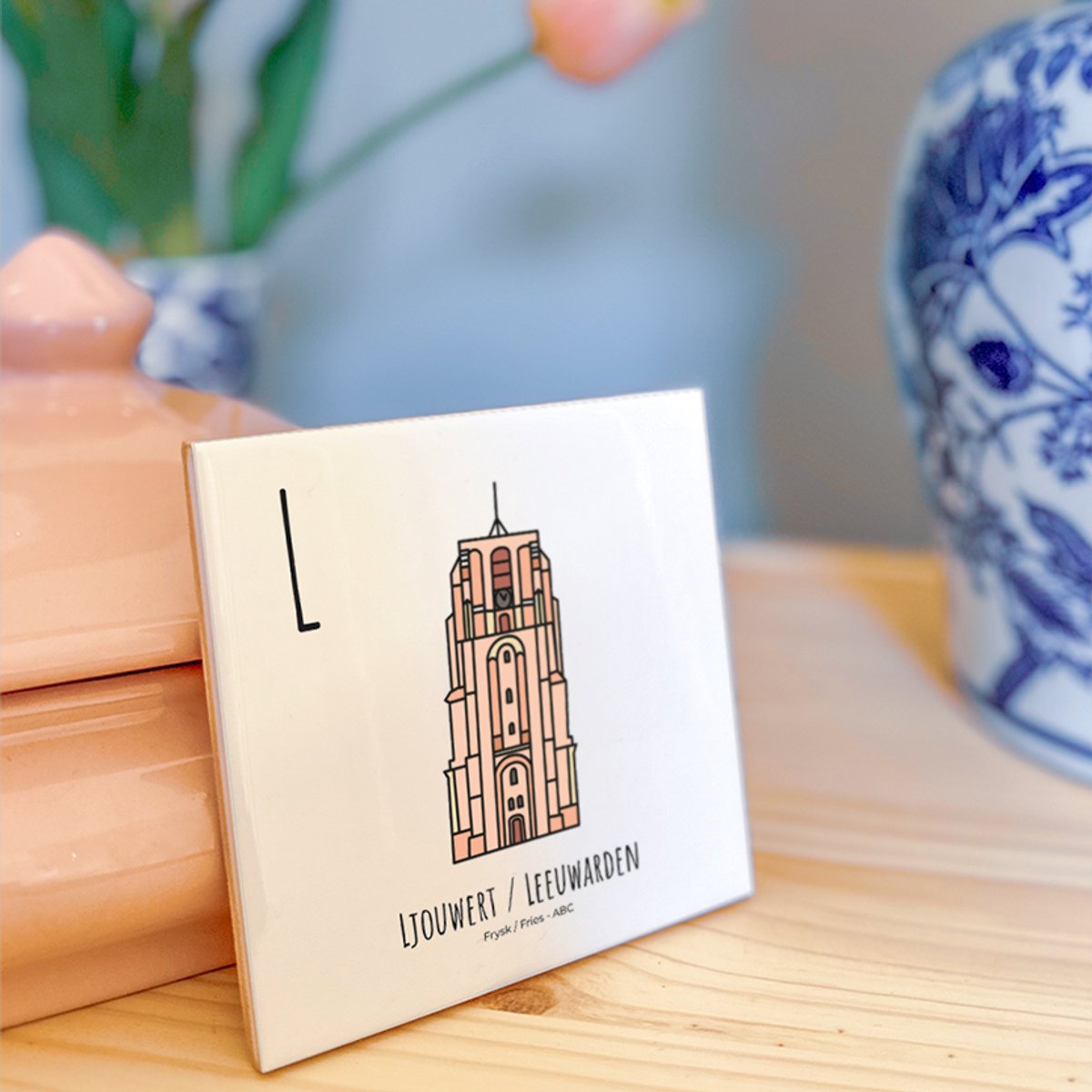 Ljouwert / Leeuwarden - ABC tegeltje Fryslân-Friesland - Keramiek met Handgetekende Illustratie - Wanddecoratie - Woondecoratie - Relatiegeschenk - Souvenir - 10,8 x 10,8 cm
