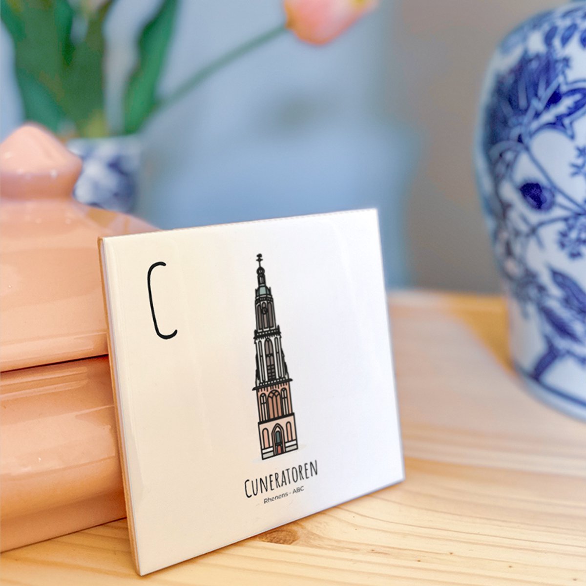 Cuneratoren - ABC tegeltje Rhenen - Keramiek met Handgetekende Illustratie - Wanddecoratie - Woondecoratie - Relatiegeschenk - Souvenir - 10,8 x 10,8 cm
