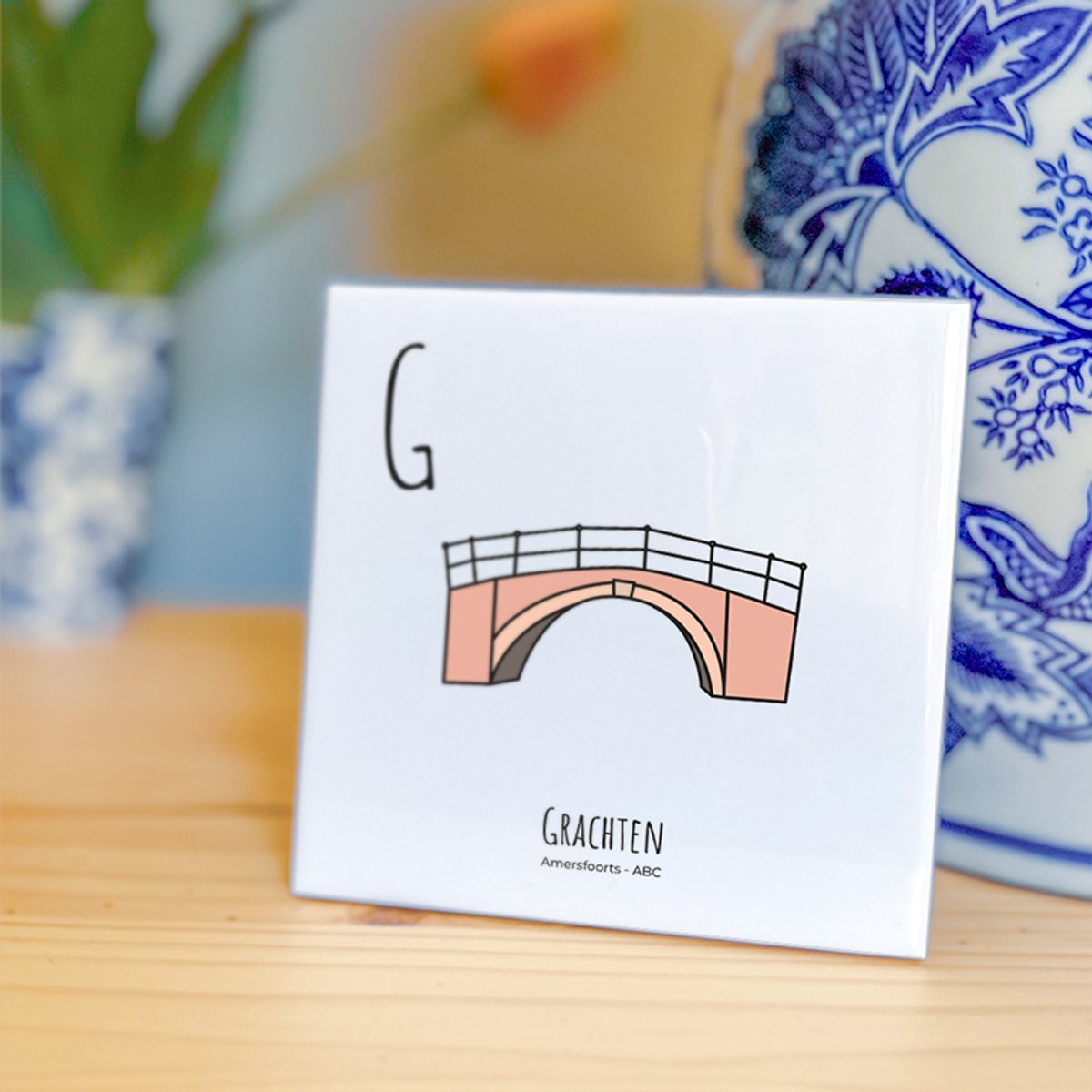 Grachten - ABC tegeltje Amersfoort - Keramiek met Handgetekende Illustratie - Wanddecoratie - Woondecoratie - Relatiegeschenk - Souvenir - 10,8 x 10,8 cm