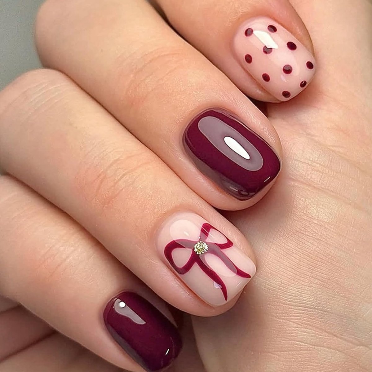 24 stuks kunstnagels om op te plakken, kort, vierkant, wijnrood, met schattig strikken en stippenpatroon, acryl vingernagels om op te plakken, natuurlijke volledige cover kunstnagels voor