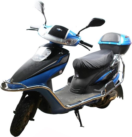 Blauwe scooter met zwarte accenten, zwarte zadelhoes en een zwarte topkoffer.