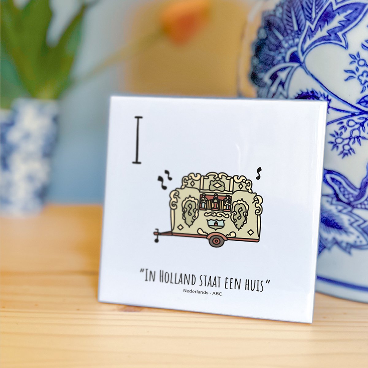 In Holland staat een huis - ABC tegeltje Nederland - Keramiek met Handgetekende Illustratie - Wanddecoratie - Woondecoratie - Relatiegeschenk - Souvenir - 10,8 x 10,8 cm