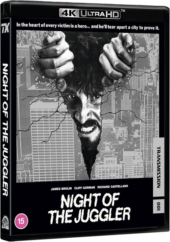 Night of the Juggler 4K Ultra HD Blu-ray hoes. Man breekt door stenen muur met gebroken glas. Inclusief de tekst 'In the heart of every victim is a hero... and he'll tear apart a city to prove it.'