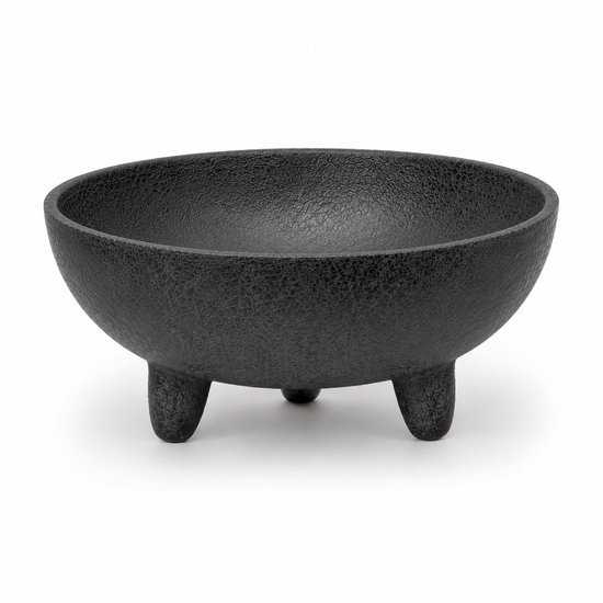 Zwarte metalen schaal met een ruw oppervlak, staand op drie pootjes.
