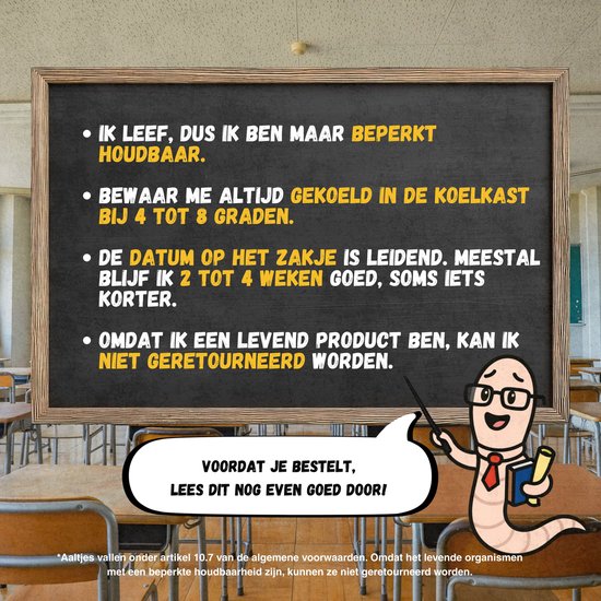 Karakter op een schoolbord met tekst 'LEEF, DUS IK BEN MAAR BEPERKT HOUDBAAR. BEWAAR ME ALTĲD GEKOELD BIJ 4 TOT 8 GRADEN. DATUM OP ZAKJE IS LEIDEND. MEESTAL BLĲF IK 2 TOT 4 WEKEN GOED. KAN NIET GERETOURNEERD WORDEN.'