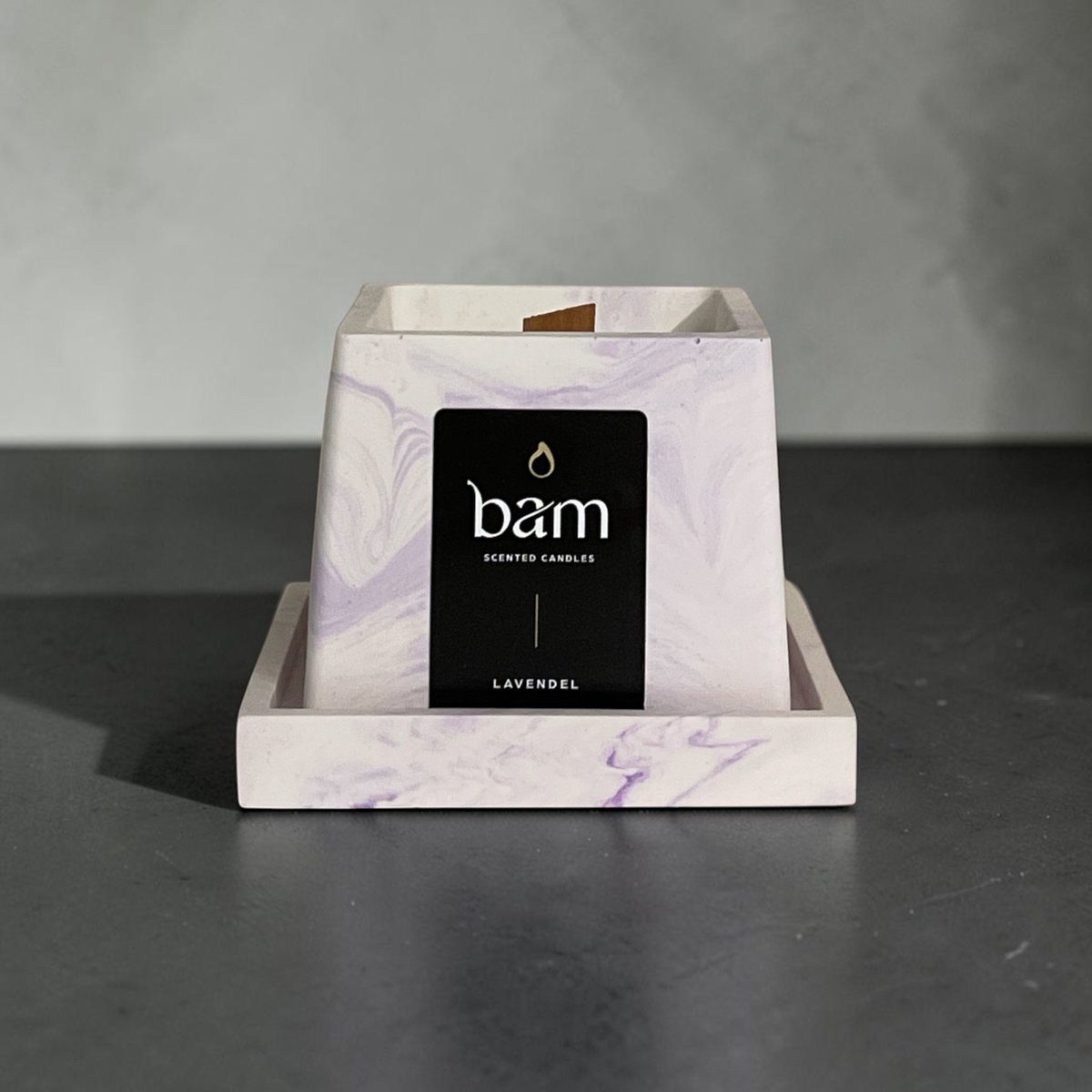 Bam Lavendel Geurkaars in Paars Gemarmerd Vierkant Potje met Houten Wiek met schaal - 30 branduren (115g) - cadeautip - geschenk - vegan