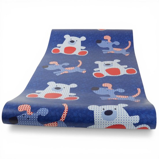 Donkerblauw behang met een herhalend patchwork patroon van beren en honden in rood en lichtblauw.