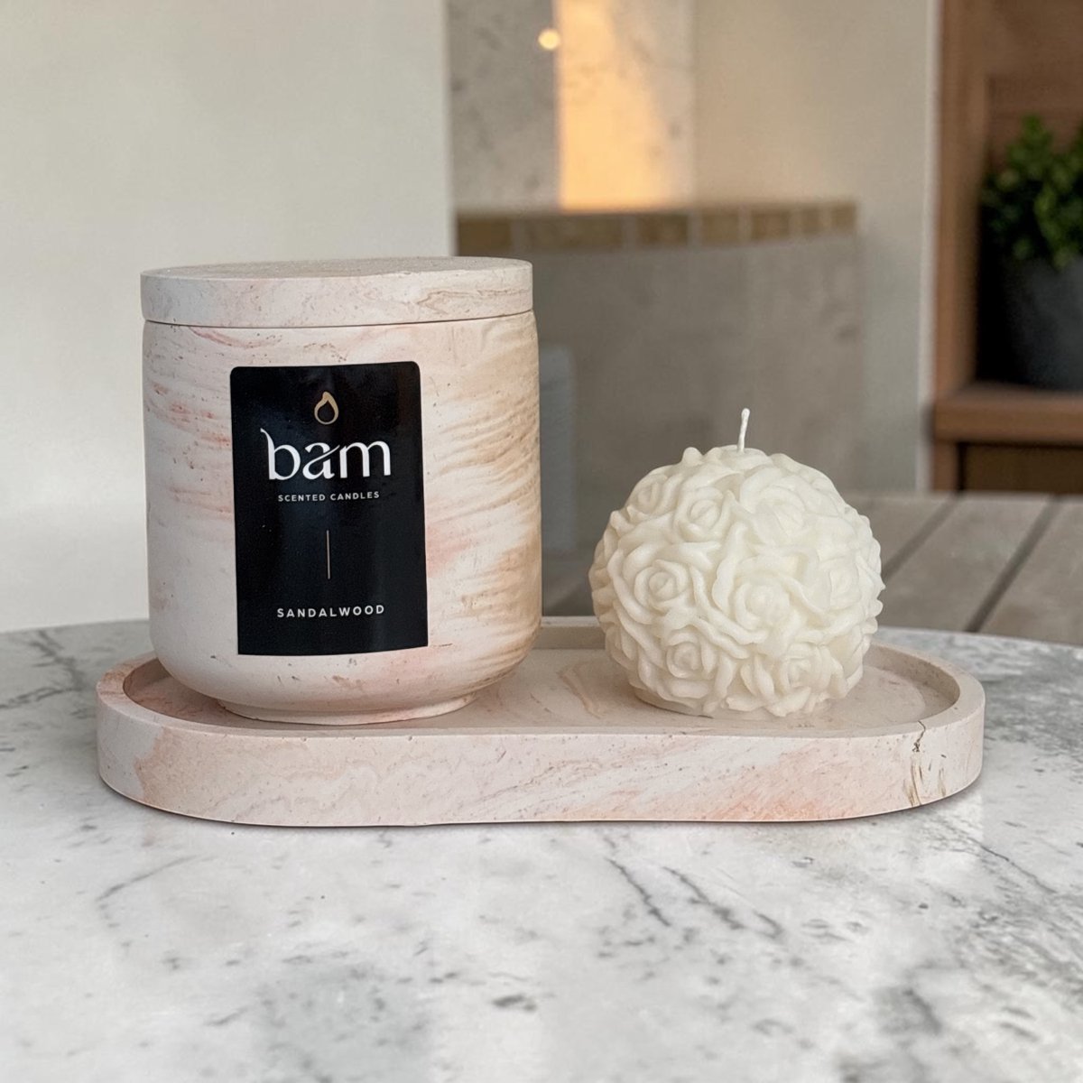 BAM Kaarsen Sandalwood Geschenkset – Geurkaars 140 g met Houten Lont – Handgemaakte Rozenkaars en Ovaal Schaaltje