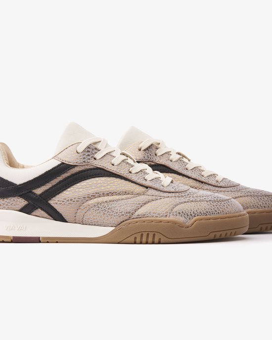 Goudkleurige sneakers met reptielenprint, beige veters en zwarte accenten. De zijkant heeft de tekst 'VIA VAI'.