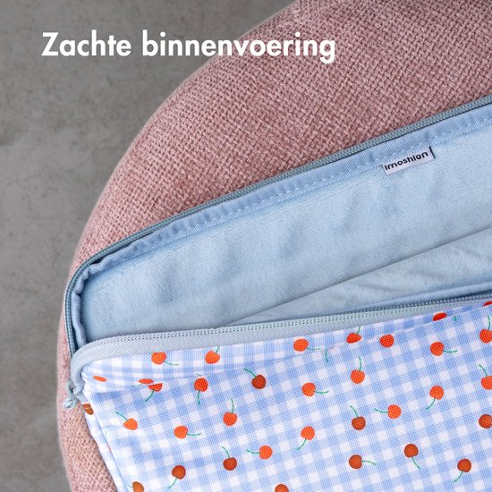 Open laptop sleeve met zachte, lichtblauwe voering en de imoshion merknaam op een label.