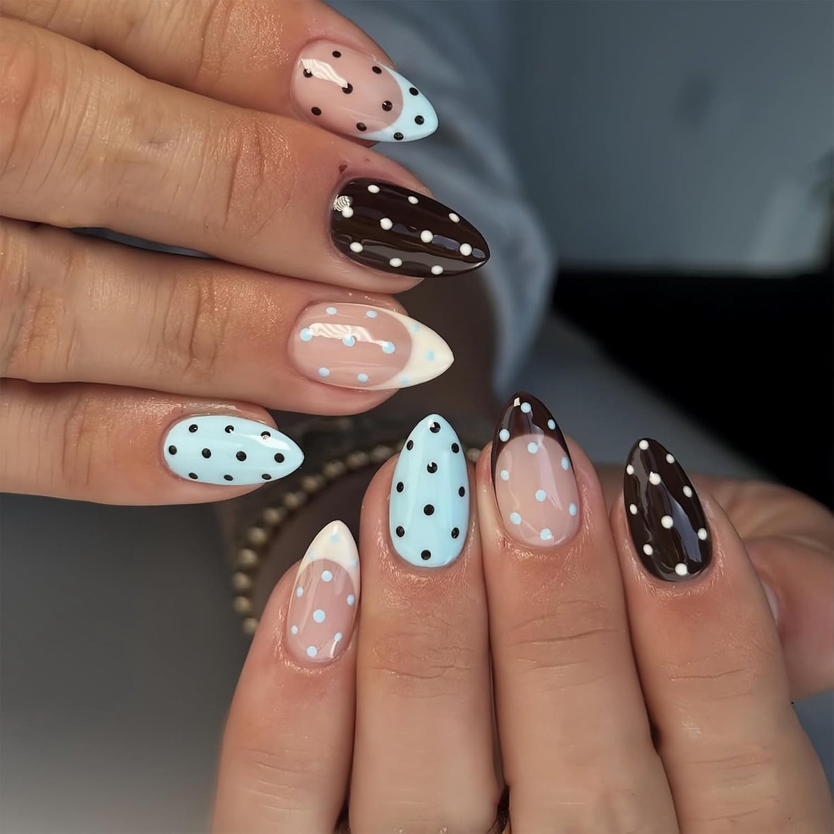 Almondvormige Franse nepnagels met witte en zwarte stippen, volledige dekking, ideaal voor vrouwen, perfect voor feesten en dagelijkse looks