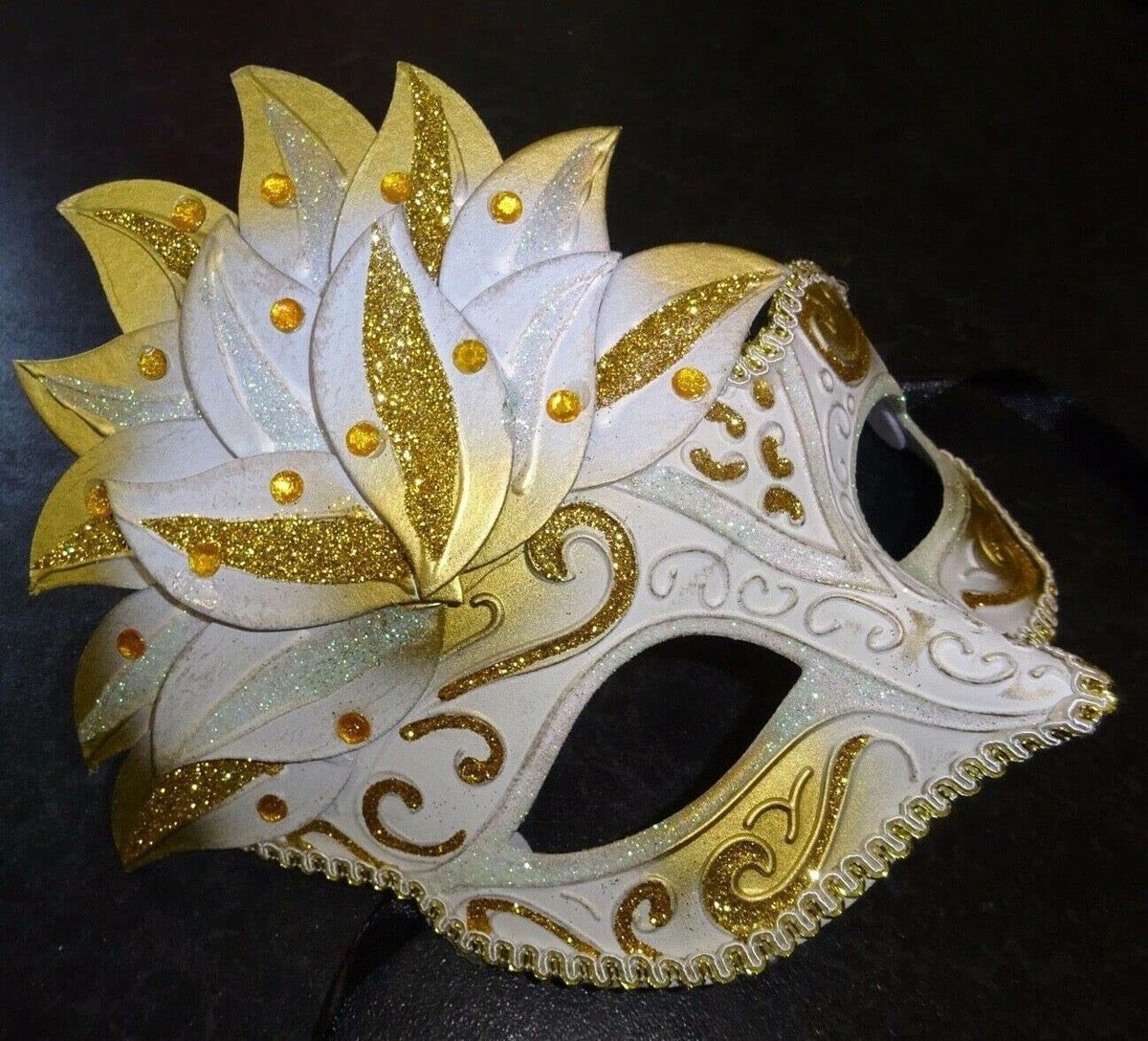 Omgoods - Elegante Witte en Zilveren Venetiaanse Masquerade Masker