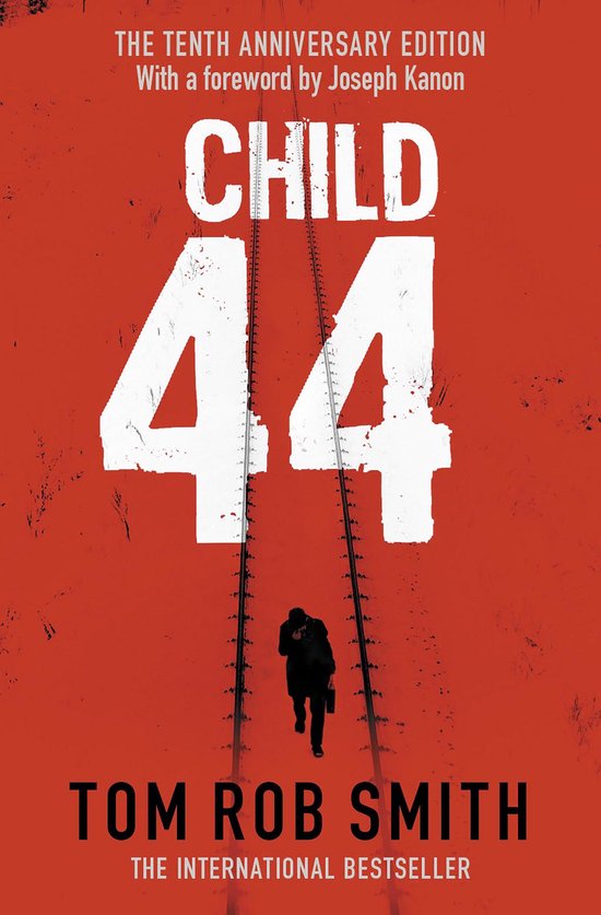 Boek "Child 44" van Tom Rob Smith, tiende jubileumeditie, met silhouet van een man op spoorrails tegen rode achtergrond.
