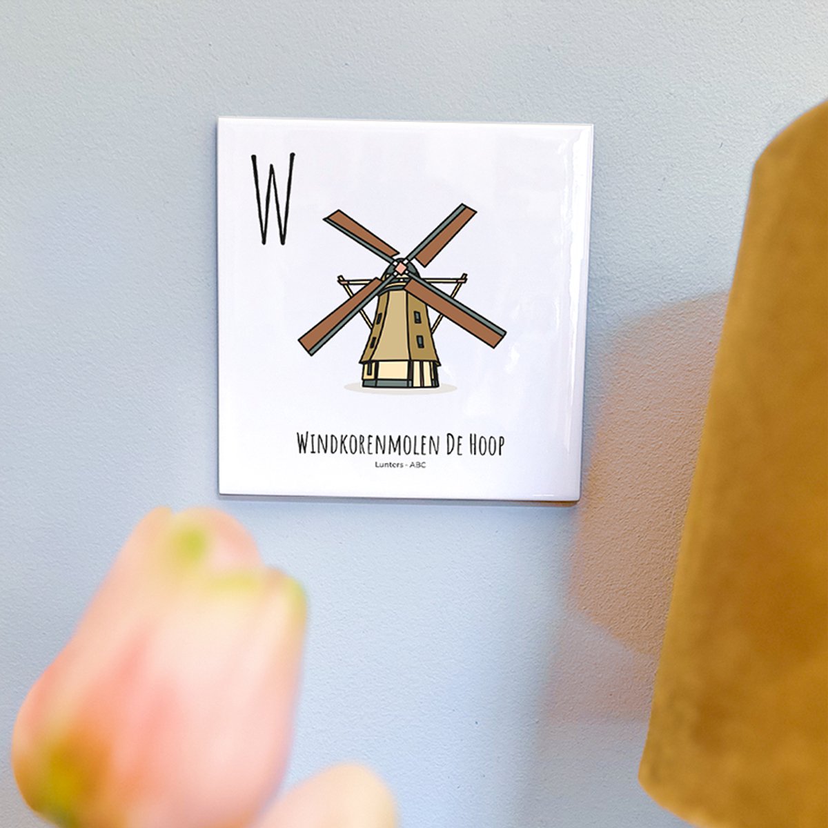 Windkorenmolen De Hoop - ABC tegeltje Lunteren - Keramiek met Handgetekende Illustratie - Wanddecoratie - Woondecoratie - Relatiegeschenk - Souvenir - 10,8 x 10,8 cm