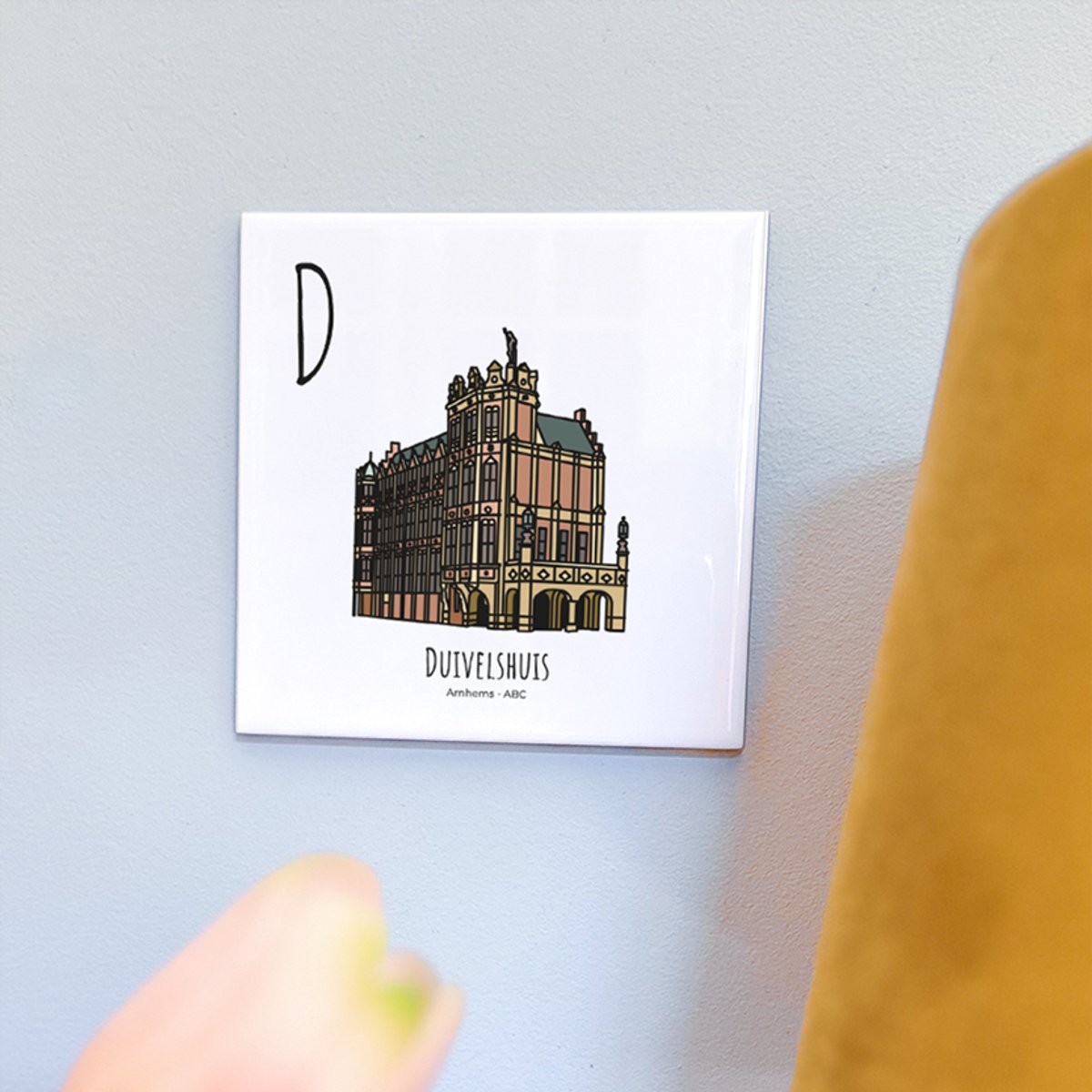 Duivelshuis - ABC tegeltje Arnhem - Keramiek met Handgetekende Illustratie - Wanddecoratie - Woondecoratie - Relatiegeschenk - Souvenir - 10,8 x 10,8 cm