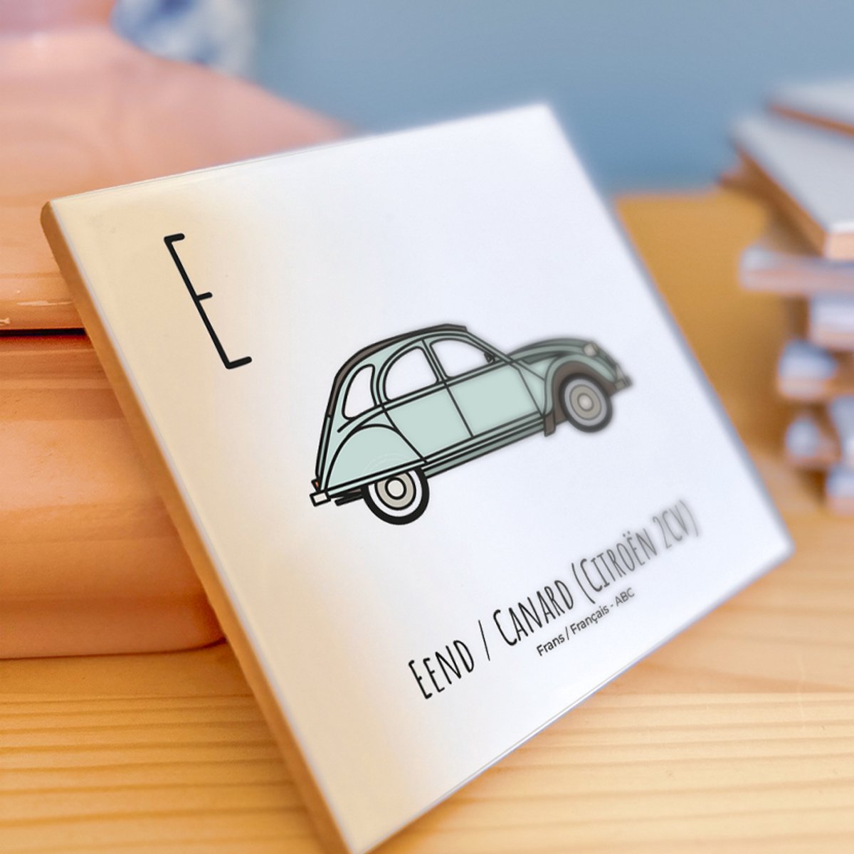 Eend / Canard (Citroën 2CV) - ABC tegeltje Frankrijk-France - Keramiek met Handgetekende Illustratie - Wanddecoratie - Woondecoratie - Relatiegeschenk - Souvenir - 10,8 x 10,8 cm