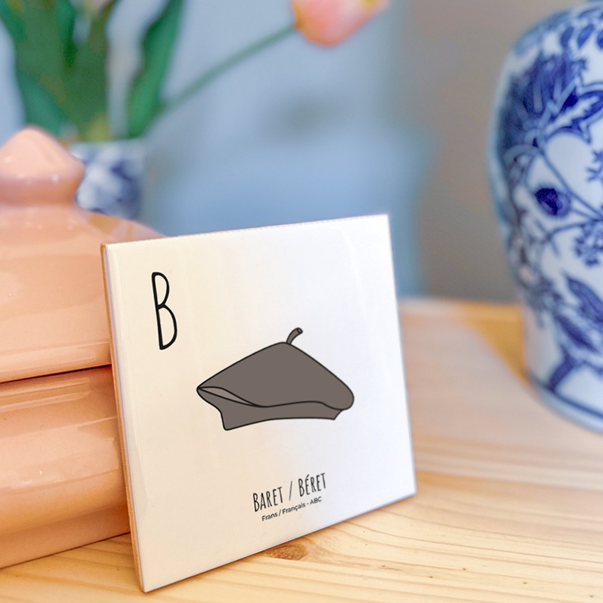 Baret / Béret - ABC tegeltje Frankrijk-France - Keramiek met Handgetekende Illustratie - Wanddecoratie - Woondecoratie - Relatiegeschenk - Souvenir - 10,8 x 10,8 cm