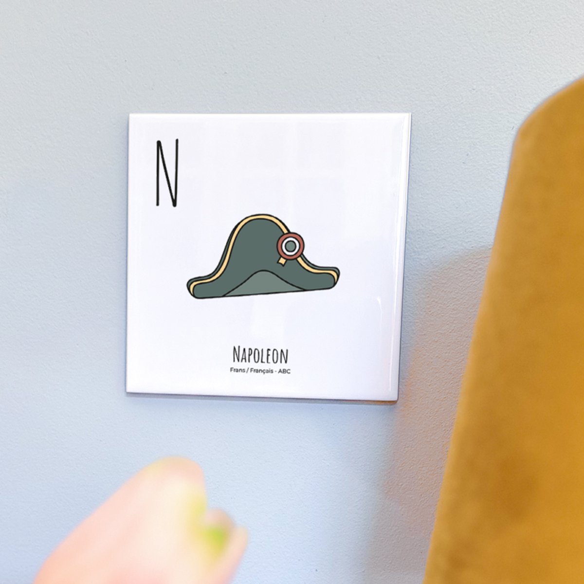 Napoleon - ABC tegeltje Frankrijk-France - Keramiek met Handgetekende Illustratie - Wanddecoratie - Woondecoratie - Relatiegeschenk - Souvenir - 10,8 x 10,8 cm