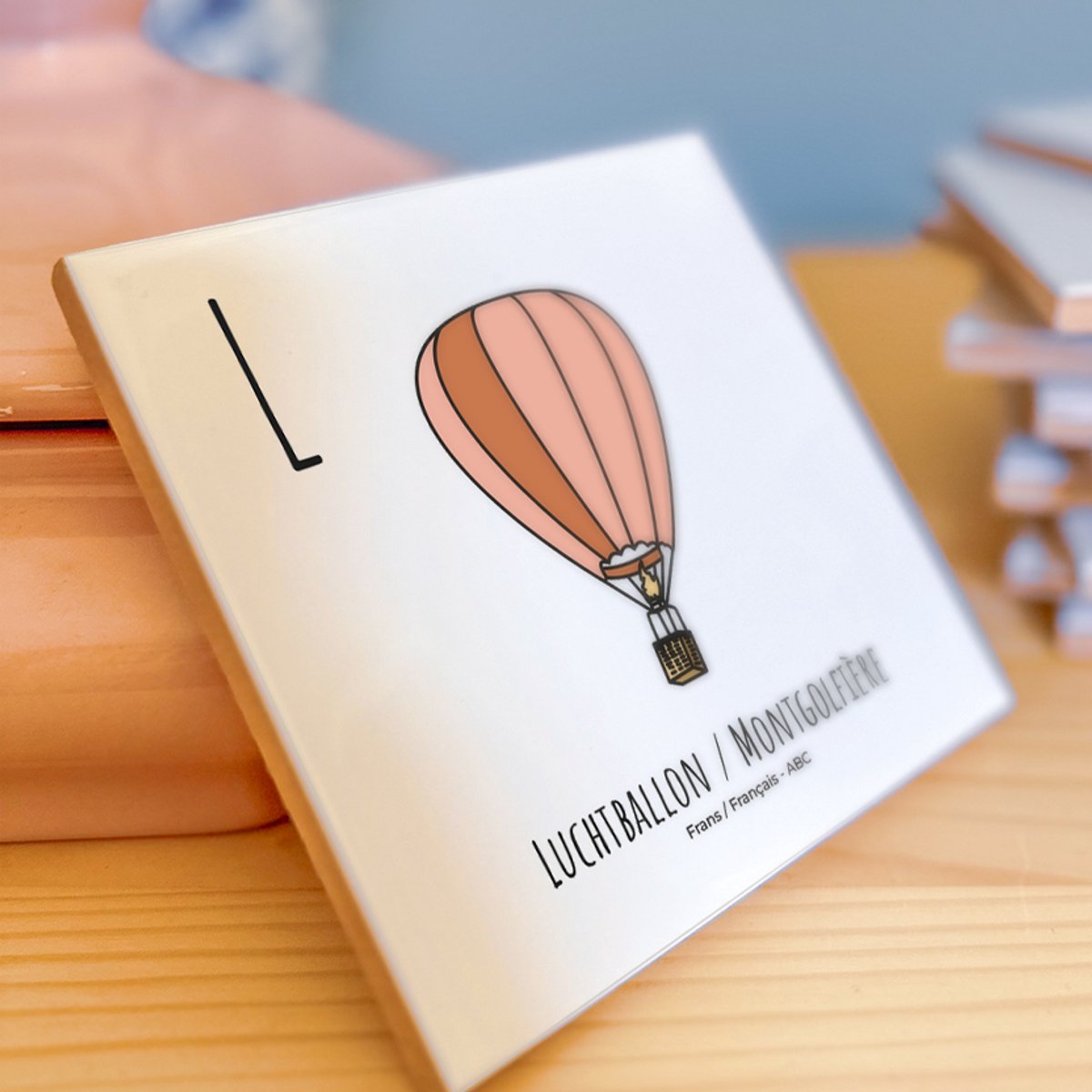 Luchtballon / Montgolfière - ABC tegeltje Frankrijk-France - Keramiek met Handgetekende Illustratie - Wanddecoratie - Woondecoratie - Relatiegeschenk - Souvenir - 10,8 x 10,8 cm