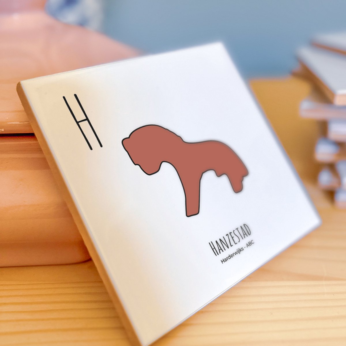 Hanzestad - ABC tegeltje Harderwijk - Keramiek met Handgetekende Illustratie - Wanddecoratie - Woondecoratie - Relatiegeschenk - Souvenir - 10,8 x 10,8 cm