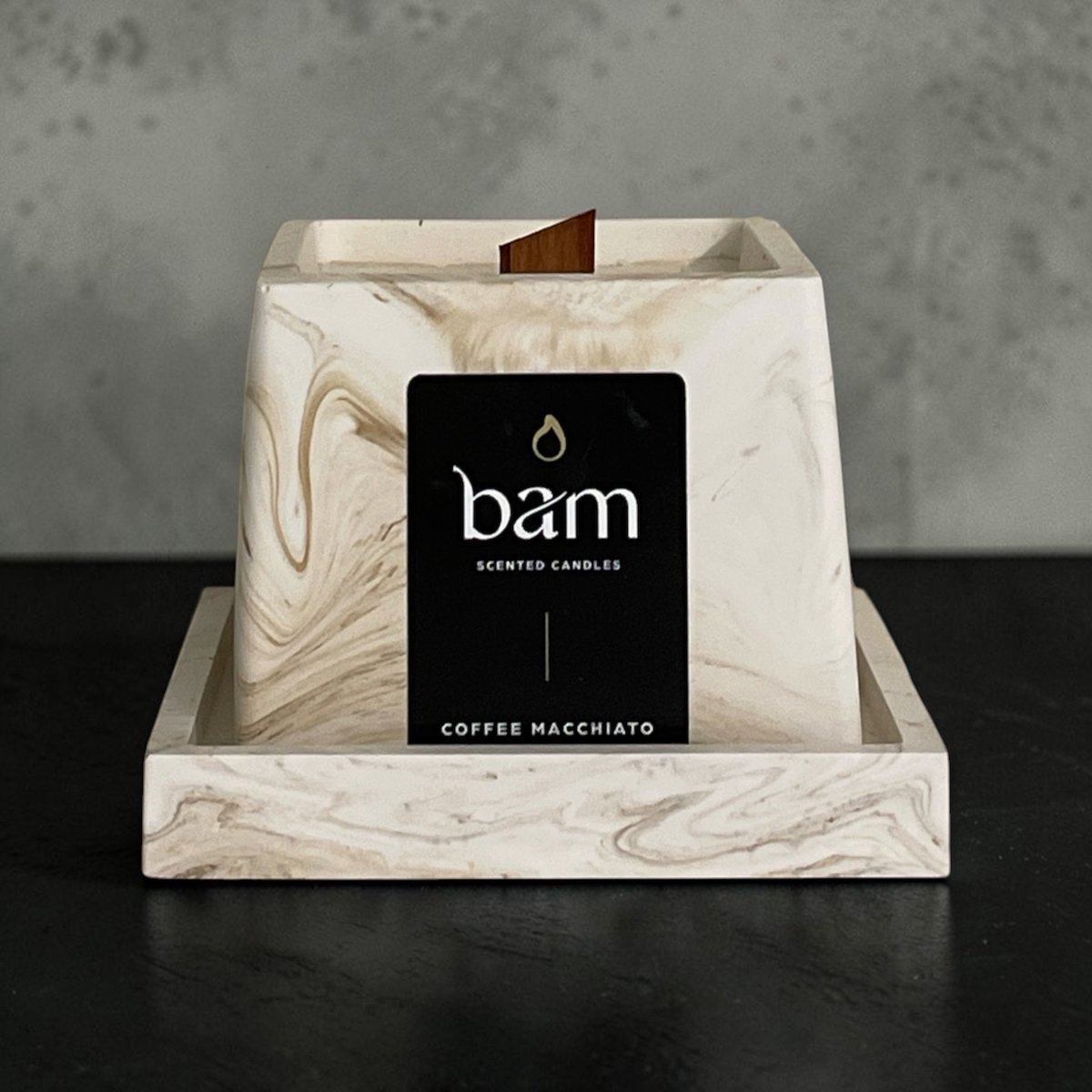 Bam kaarsen - Coffee Macchiato geurkaars van zonnebloemwas – beige gemarmerd vierkant potje met houten wiek - cadeautip - vegan