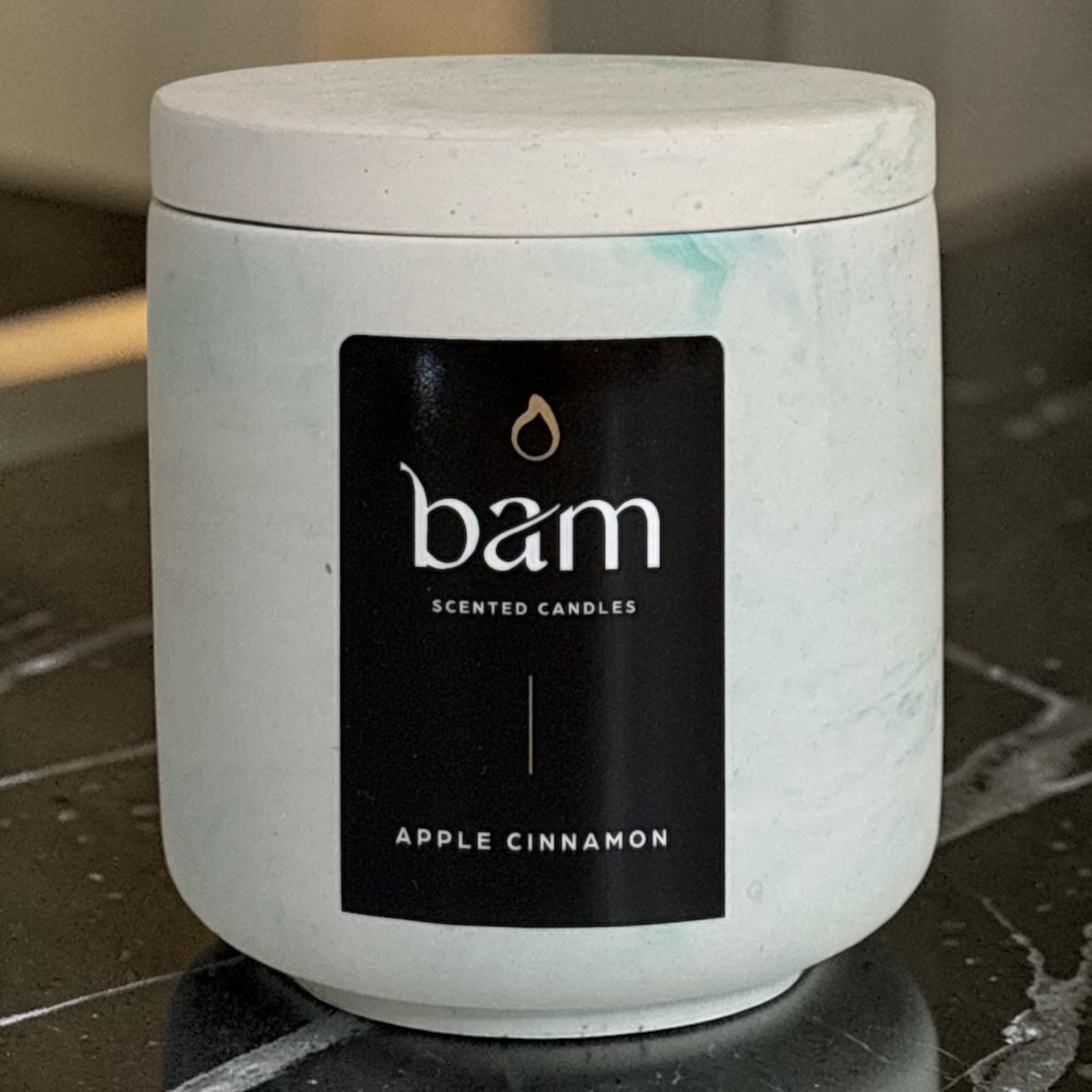 Bam Kaarsen Apple Cinnamon Geurkaars – Zonnebloemwas – Houten Lont – Groen Rond Potje met Deksel – Round Collection – 140 g - appel kaneel groen gemarmerd